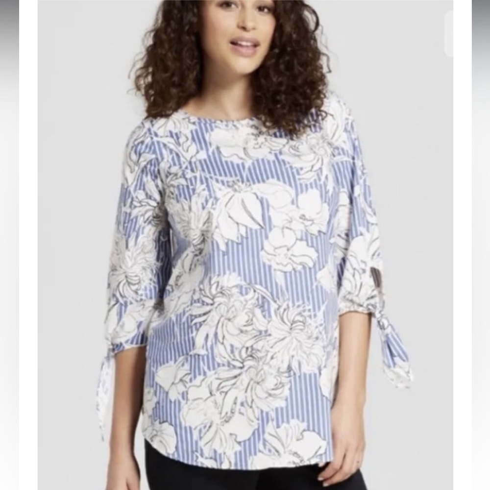 🚺 Isabel maternity top w/ floral blue & white pinstripes